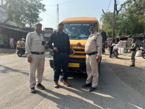 परिवहन विभाग ने कबाड़ से लदी पिकअप की जब्त, क्षमता से तीन गुना बच्चों से भरी स्कूल वैन पकड़